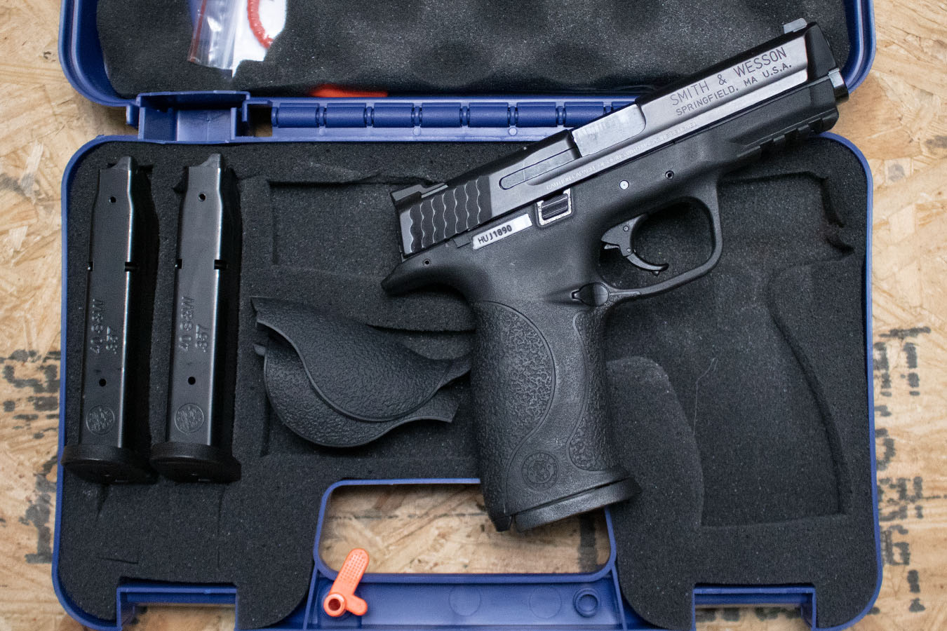 SMITH AND WESSON M&P40 40 S&W Police Trade-In Pistol with Extra Mags, Backstraps, Case